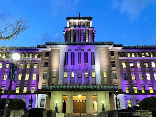 ライトアップされた建物外観  