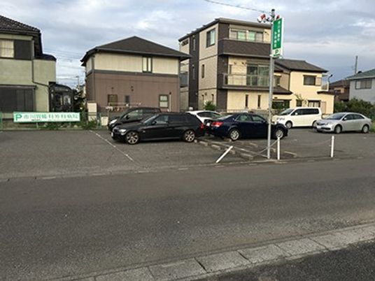 施設の外観と駐車場  