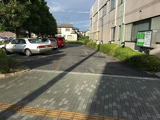 建物前の駐車場  
