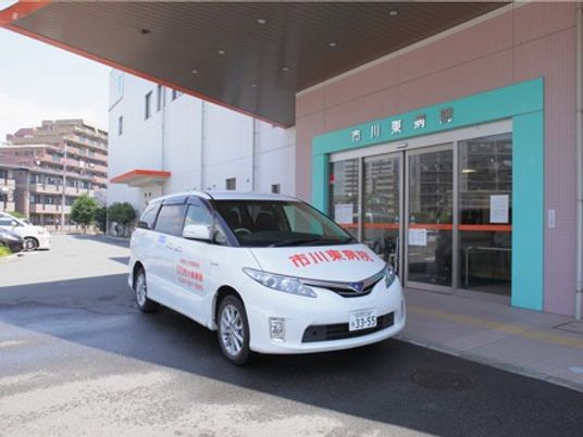 病院前の送迎車外観  
