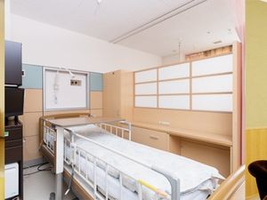 明るい居室のベッド  