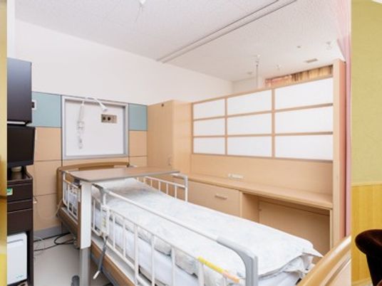 明るい居室のベッド  