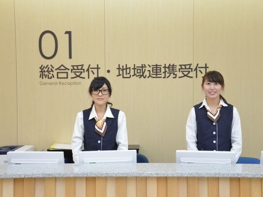 受付に立つスタッフ  