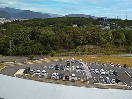駐車場と緑の眺望外観  