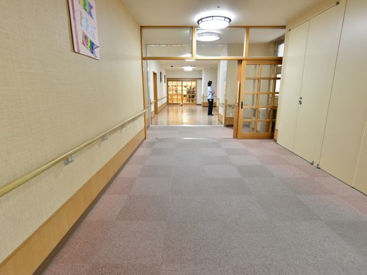 廊下に人物あり