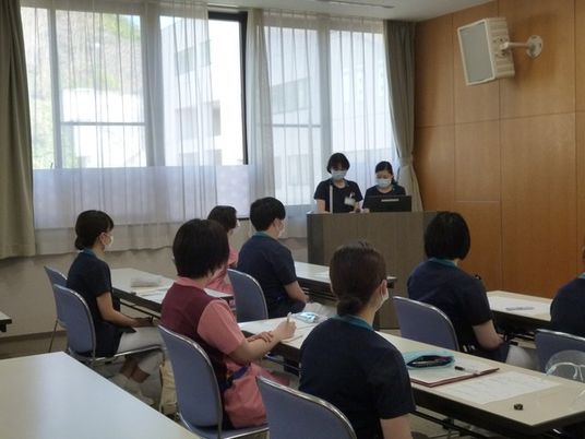 研修中の会議室  