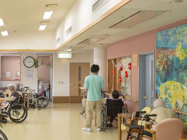 車椅子利用の快適空間廊下 廊下 広々とした廊下は、車椅子の方も快適に移動できる設計になっています。住人同士の交流も盛んです。