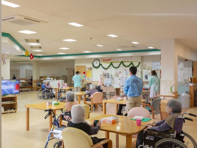 明るいリビング リビング 広々とした明るい空間で、居心地の良い時間を過ごせます。利用者同士の交流も活発です。