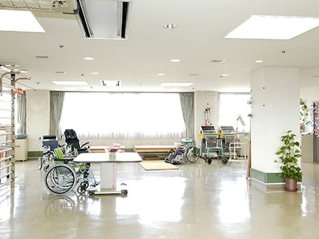 設備充実の訓練室 機能訓練室 自然光がたっぷり入る明るい空間で、機能訓練が行えます。車椅子でも快適に過ごせます。