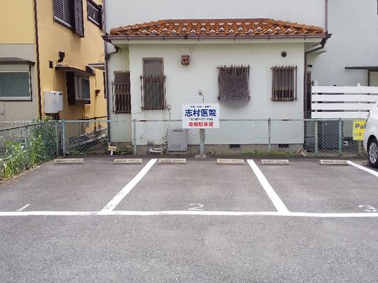 駐車場のある建物外観  