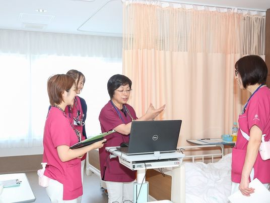 スタッフが相談する居室  