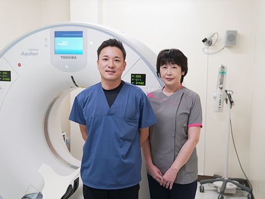 検査室のスタッフ2人  