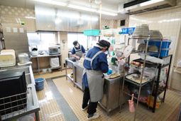 調理スタッフが作業中