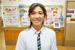 スタッフの笑顔と掲示物