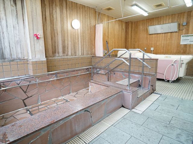 手すり付き浴室設備 浴室 手すりが備えられた浴室は、入浴時のサポートを容易にしております。清潔感のある空間で安心してご利用いただけます。