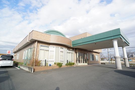 エントランスと駐車場の景観
