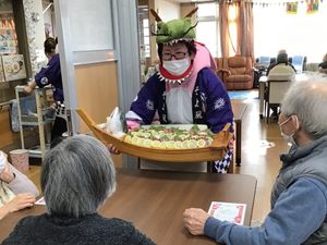 利用者と交流するスタッフの姿