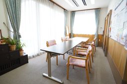 明るい居室の一角