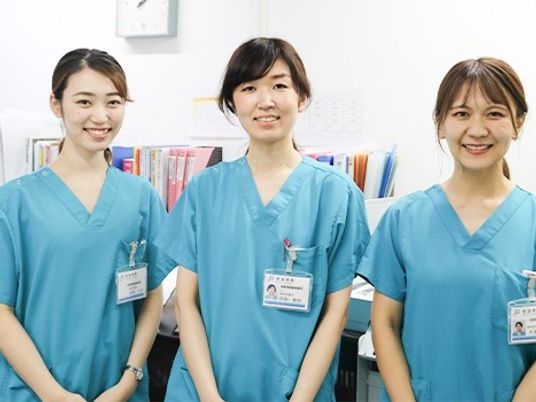 笑顔のスタッフ3人スタッフイメージ  