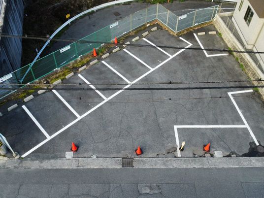 駐車区画が並ぶ外構  