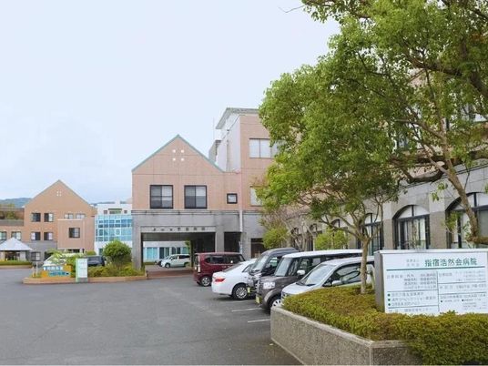 緑のある施設外観  