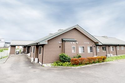広々とした建物の外観