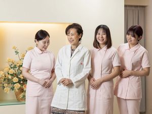 笑顔のスタッフが並ぶスタッフイメージ  