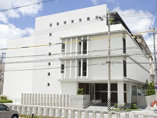 白い建物の外観  