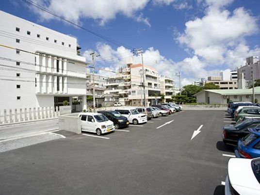 駐車場と建物外観  