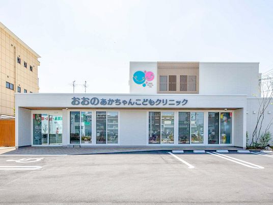 明るい外観の建物  