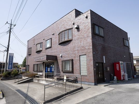 レンガ調の施設外観  