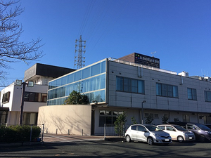 駐車場付きの建物外観