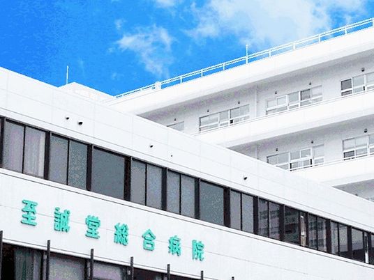 白い建物の外観  