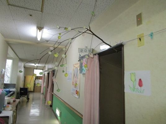 飾りつけある廊下  