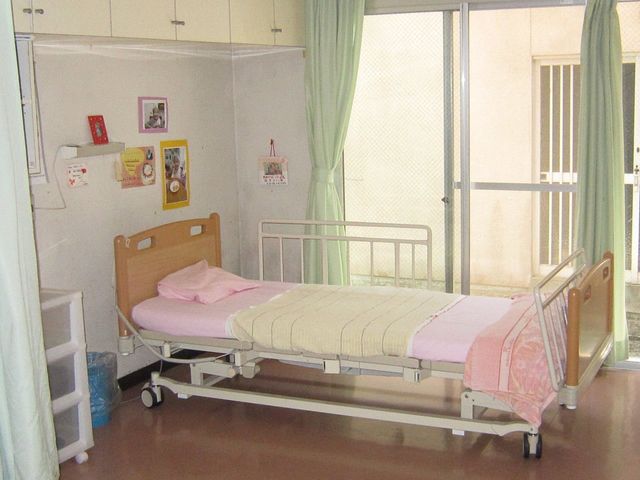 居心地の良い居室 居室 広々とした室内には、快適なベッドと個性を感じさせる小物が配置されており、安心して過ごせる空間です。