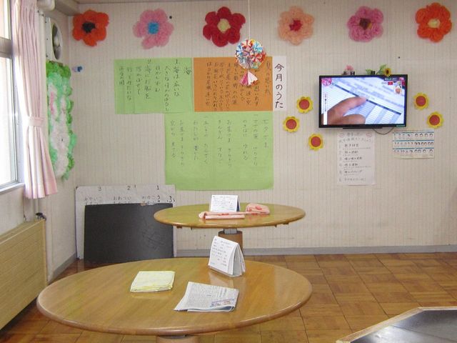 楽しい時間を過ごす多目的室 多目的室 色とりどりの壁飾りが施された、温かみのある多目的室です。テーブルを囲み、穏やかなコミュニケーションが楽しめる空間です。