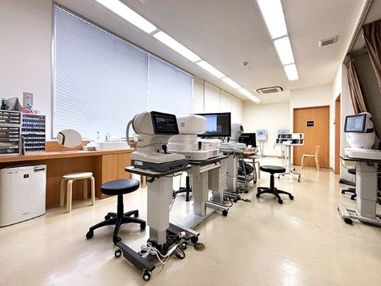 機器が並ぶ明るい機能訓練室  