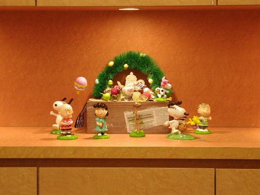 飾り棚の置物がある廊下  