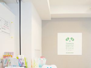 歯科案内のある受付ロビー  