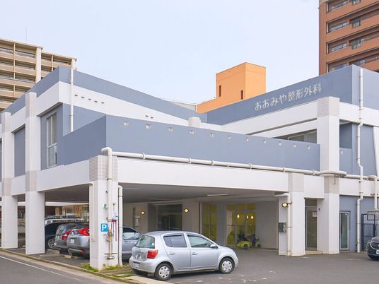 建物外観と駐車場の様子  