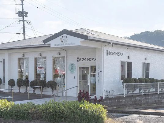 白い外観の建物外観  