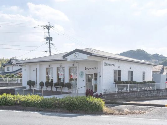 白い建物の外観  