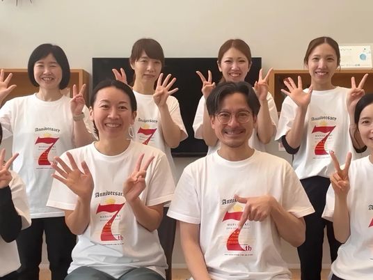 笑顔のスタッフ集合  