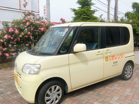 送迎車が停車する外観  