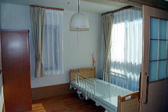 明るい光が差し込む居室