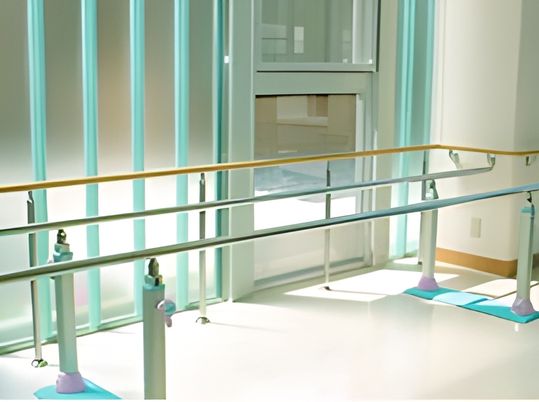 広々とした窓がある機能訓練室