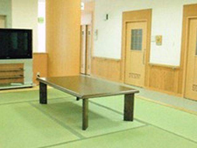 くつろぎの和室 和室 畳の和室はゆったりと過ごせる理想的な空間です。テレビを見ながらリラックスできます。