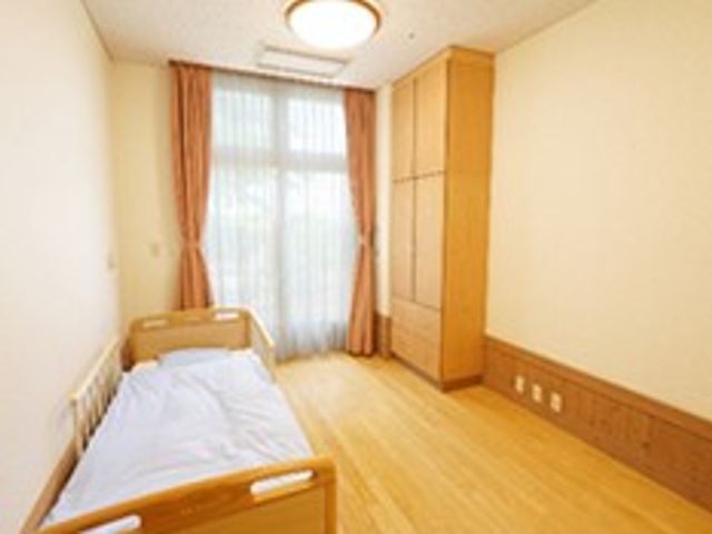 自然光が入る居室 居室 広々とした居室は、日当たりが良く快適です。明るい空間で働きやすい環境が整っています。
