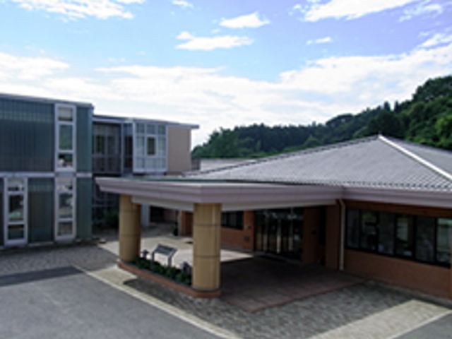 広々とした建物外観 外観 広々とした施設の外観が印象的です。駐車しやすいスペースが整備されています。