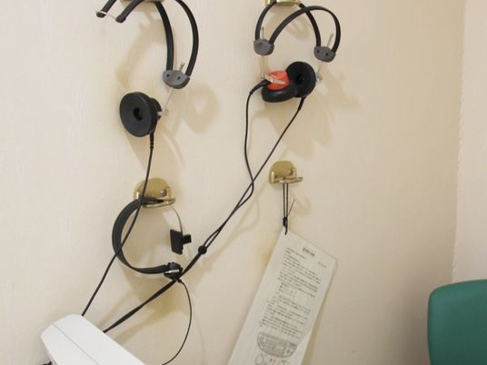 壁掛け機器のある室内  